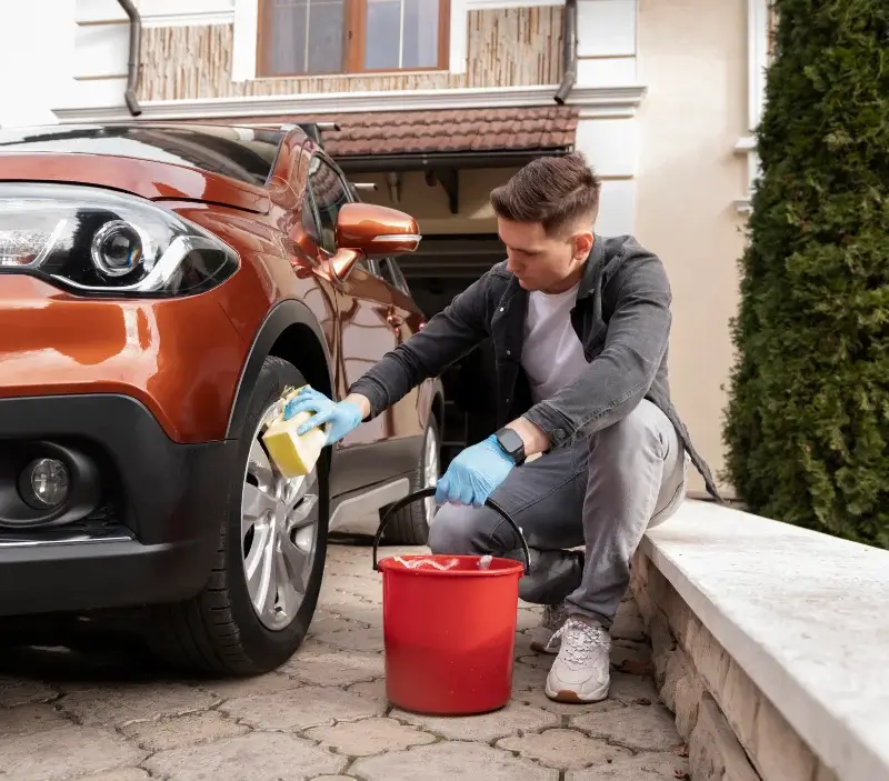 Lavage auto à domicile Corbara : professionnel intervenant sur un véhicule
